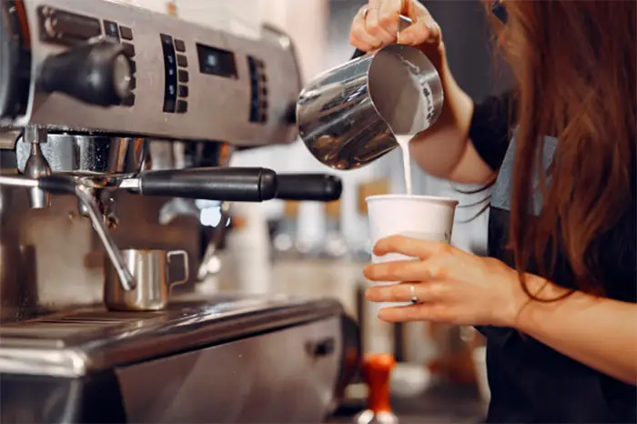 Việc Làm Nhân Viên Pha Chế: Tuyển Dụng Mới, Mô Tả Công Việc Chi Tiết, Lương & Kỹ Năng Yêu Cầu