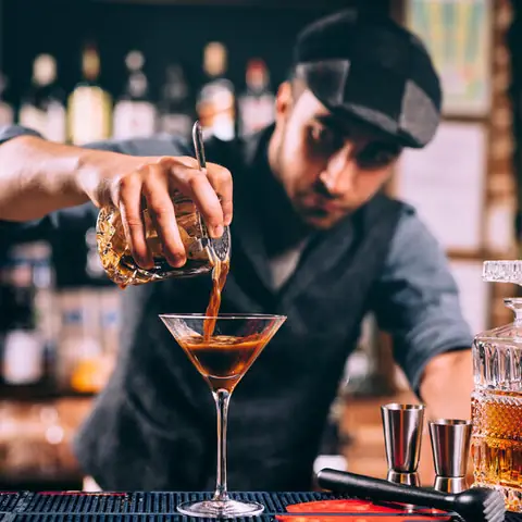 Nhân Viên Pha Chế Tiếng Anh Là Gì? Phân Biệt Barista Vs Bartender & Từ Vựng Chuyên Ngành