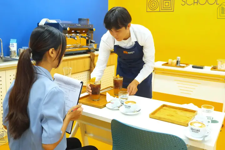Nhân Viên Pha Chế Tiếng Anh Là Gì? Phân Biệt Barista Vs Bartender & Từ Vựng Chuyên Ngành