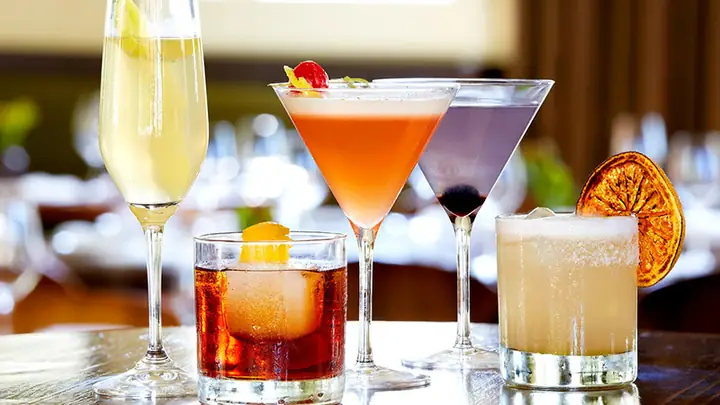 Tổng Hợp Kiến Thức Cơ Bản Về Nước Uống Cocktail: Định Nghĩa, Các Loại Phổ Biến & Cách Pha/uống Chuẩn Tổng Hợp Kiến Thức Cơ Bản Về Nước Uống Cocktail: Định Nghĩa, Các Loại Phổ Biến & Cách Pha/uống Chuẩn