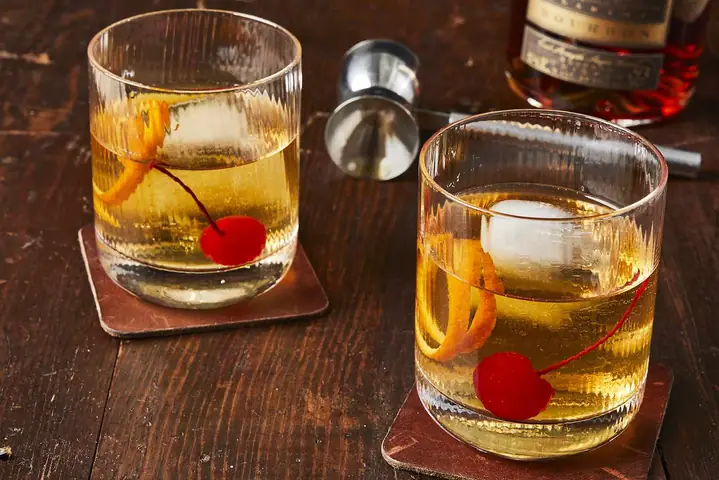 Cách Pha Cocktail Old Fashioned Chuẩn Vị: Công Thức Gốc, Nguyên Liệu & Mẹo Bartender