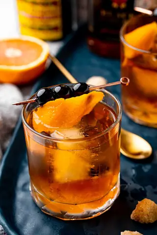 Cách Pha Cocktail Old Fashioned Chuẩn Vị: Công Thức Gốc, Nguyên Liệu & Mẹo Bartender