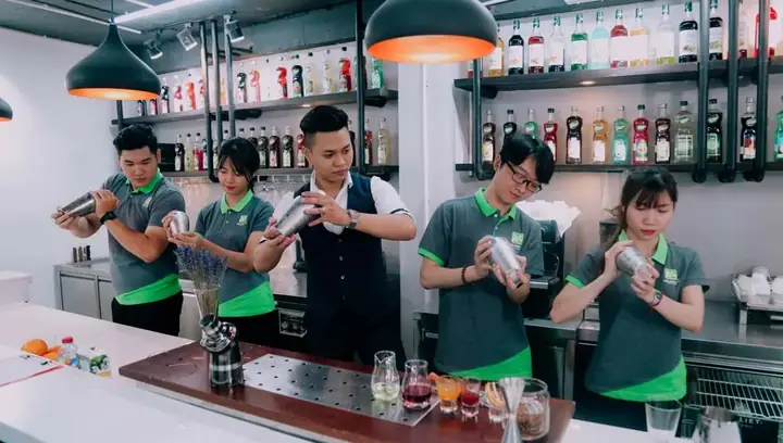 Học Pha Chế Á Âu: Khóa Học Bartender, Barista Từ Cơ Bản Đến Chuyên Nghiệp