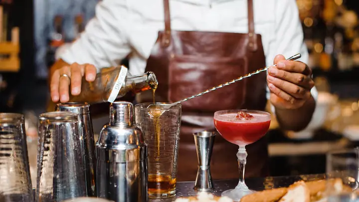 Pha Chế Tiếng Anh Là Gì? Phân Biệt Bartender Vs Barista & Từ Vựng Chuyên Ngành