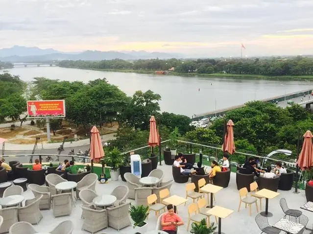 Top 10+ Quán Trà Sữa View Đẹp Ở Huế: Cafe Không Gian Chill, Có View Sông/vườn/rooftop (cập Nhật 2026)