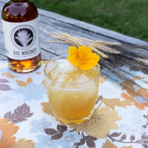 Cách Pha Rye Sour Chuẩn Vị: Công Thức Cocktail Rye Whiskey Sour Cổ Điển Tại Nhà