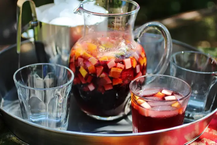 Cách Làm Sangria Cocktail Chuẩn Vị Tây Ban Nha: Công Thức Gốc & 3 Biến Tấu Phổ Biến