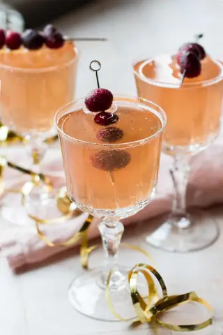 How To Make A Sparkling Wine Vodka Cocktail: Easy Recipe, Ratios & Variations