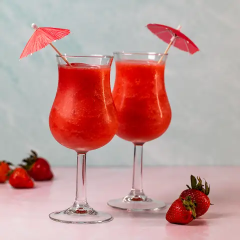 How To Make A Strawberry Daiquiri Cocktail: Easy Frozen & Shaken Recipes
