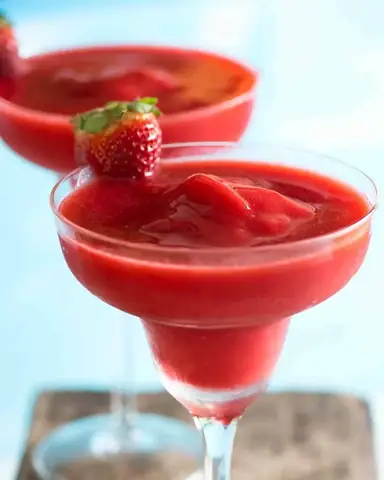How To Make A Strawberry Daiquiri Cocktail: Easy Frozen & Shaken Recipes