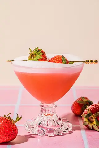 Cách Pha Strawberry Sour Cocktail Chuẩn Vị Tại Nhà: Công Thức Kinh Điển & Biến Thể Ngon
