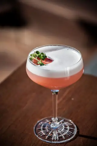 Cách Pha Strawberry Sour Cocktail Chuẩn Vị Tại Nhà: Công Thức Kinh Điển & Biến Thể Ngon