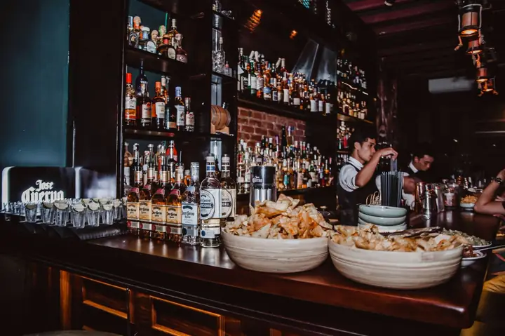 The Alchemist Cocktail Bar Hanoi: Địa Chỉ, Giá & Trải Nghiệm Có Đáng Ghé?
