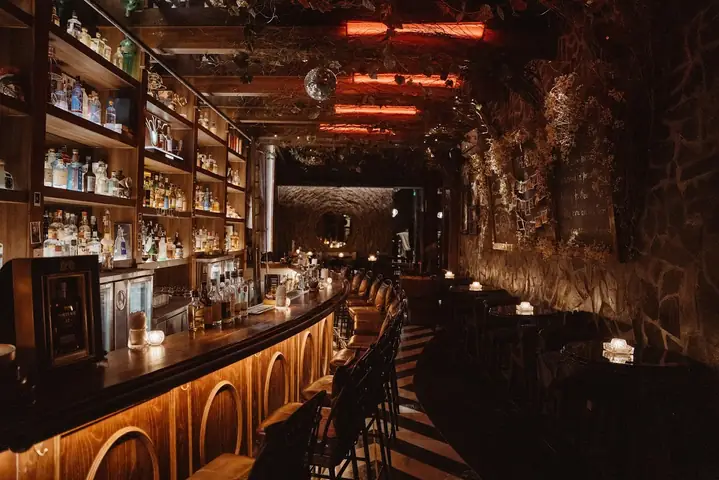The Alchemist Cocktail Bar Hanoi: Địa Chỉ, Giá & Trải Nghiệm Có Đáng Ghé?