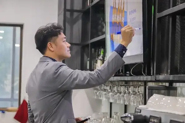 Tiếng Anh Chuyên Ngành Pha Chế: Trọn Bộ Từ Vựng & Mẫu Câu Cho Bartender, Barista