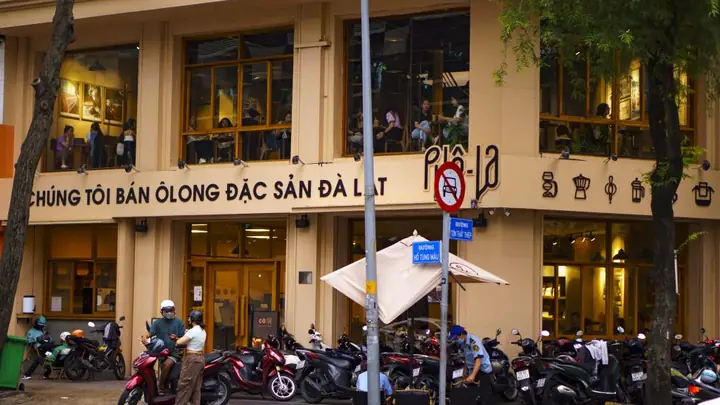 Phê La Hồ Tùng Mậu: Địa Chỉ, Menu, Giờ Mở Cửa & Không Gian Chill Đêm Tại Phố Đi Bộ Nguyễn Huệ