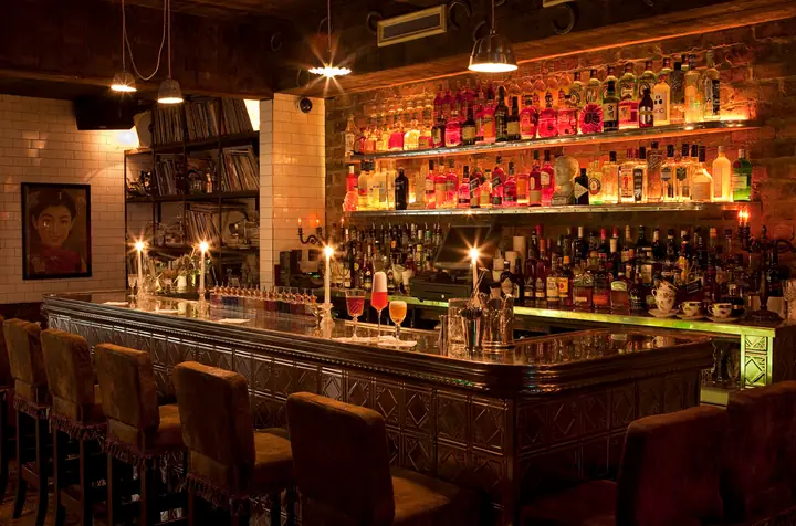 Vintage Cocktail Bar Là Gì? Đặc Trưng, Phong Cách Và Những Quán Đáng Ghé