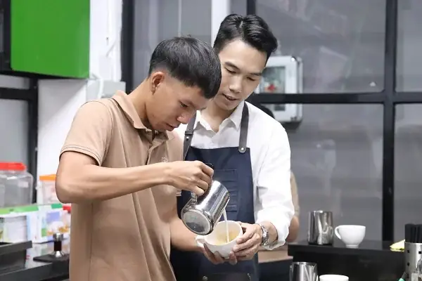 Vừa Học Vừa Làm Pha Chế: Học Bao Lâu Ra Nghề Và Bắt Đầu Từ Đâu?