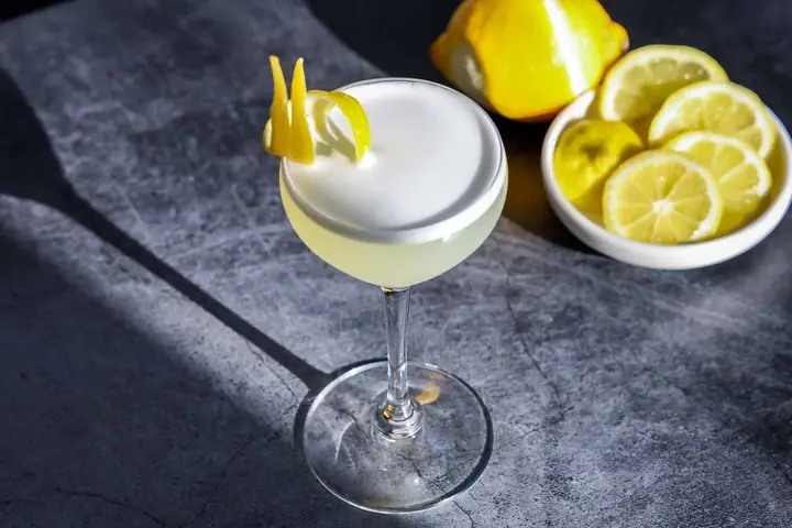 Cách Pha Chế Cocktail White Lady Chuẩn Vị: Nguyên Liệu, Tỷ Lệ Và Các Bước Thực Hiện
