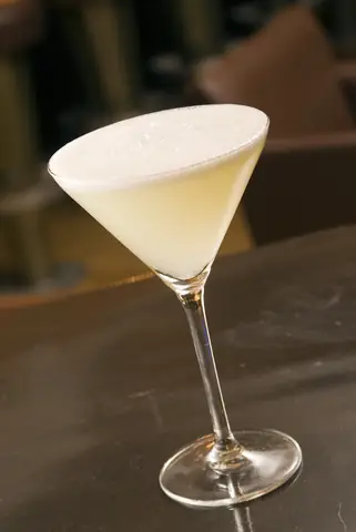 Cách Pha Chế Cocktail White Lady Chuẩn Vị: Nguyên Liệu, Tỷ Lệ Và Các Bước Thực Hiện